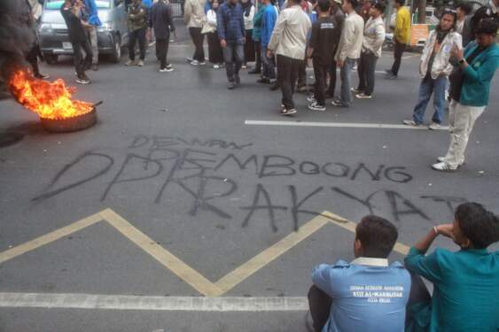 Foto: Puluhan mahasiswa demo di depan Kantor DPRD Sumut.
