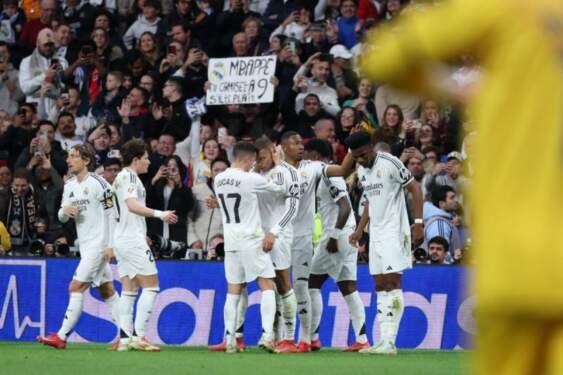 Real Madrid tempel ketat Barcelona setelah menangi derbi Madrid.