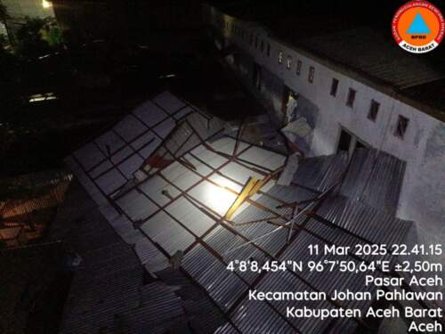 Foto: Rumah toko di Desa Pasar Aceh, Kecamatan Johan Pahlawan, Meulaboh, Kabupaten Aceh Barat rusak parah akibat diterpa puting beliung.