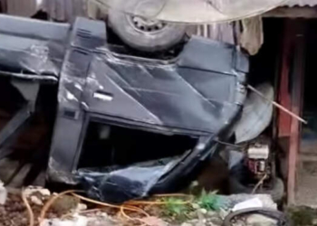 L300 Hancur Terguling di Dairi Timpa Rumah