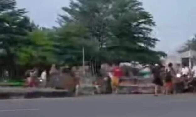 Tawuran remaja di Medan Johor.