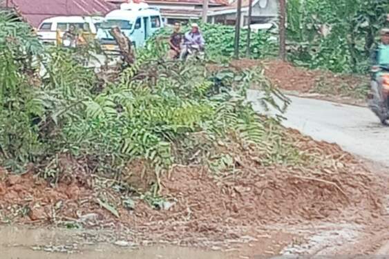 Foto: Tebing amblas menimbun jalan nasional di Desa Sibakkua, Kecamatan Angkola Barat, Kabupten Tapanuli Selatan, Jumat (14/3).