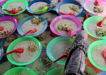 Setiap Hari Masjid Raya Al-Mashun Medan Bagikan 1.000 Porsi Bubur