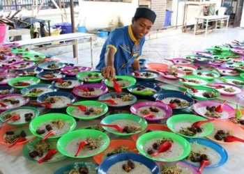 Bubur Sop Pedas di Masjid Raya Medan Ramai Diburu Warga