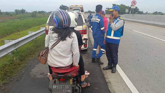 Foto: Petugas mengevakuasi pengendara sepeda motor yang masuk jalan tol Medan-Kualanamu-Tebing Tinggi (MKTT) melalui gerbang tol (GT) Perbaungan.