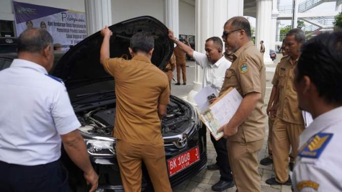Foto: Kepala BKAD Sumut Rahmadani Lubis dan petugas melakukan inspeksi kendaraan dinas milik Pemprov Sumut, Selasa (22/4/2025).