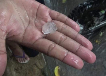 Hujan Es Guyur Pinggiran Danau Toba