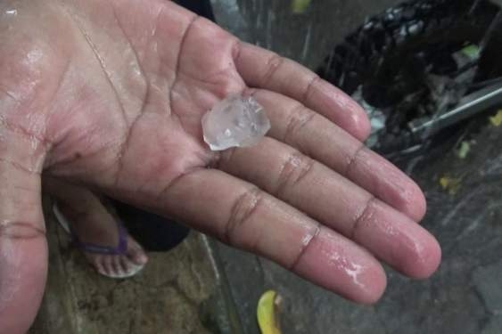 Hujan Es Guyur Pinggiran Danau Toba