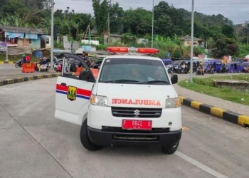 Duh! Ambulans Kepergok Angkut Warga Liburan, Nyalakan Sirine saat Melintas