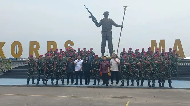 Foto: Sejumlah anggota DPRD Medan diabadikan bersama Danyonmarhanlan l Belawan Letkol Marinir Remon Dabukke dan prajurit lainnya di Lapangan Apel Yonmarhanlan l, Jalan Serma Hanafiah, Belawan, Medan, Selasa (15/4/2025).(Ist)