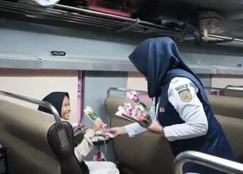 Foto: Hari Kartini dengan Sapa Pelanggan, KAI Sumut Bagi-bagi Suvenir di Stasiun Medan 5
