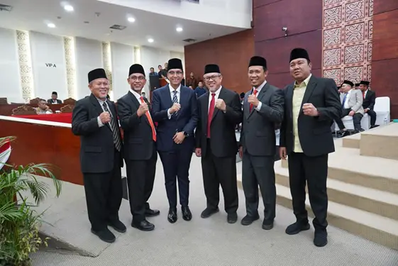 Foto: Wali Kota Medan Rico Waas foto bersama sejumlah anggota DPRD Sumut usai mengikuti rapat paripurna peringatan hari jadi Provinsi Sumut di gedung DPRD Sumut, Selasa (15/4/2025).