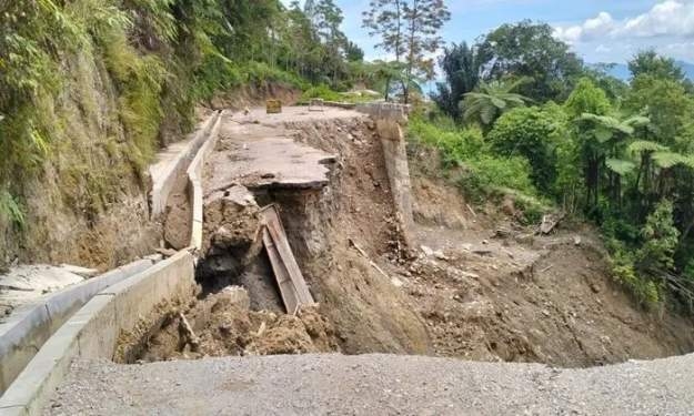 Jalan Ring Road Samosir di Dusun III, Desa Huta Ginjang, Kecamatan Simanindo putus total.