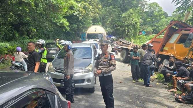 Foto: Kecelakaan beruntun di Padang Panjang.
