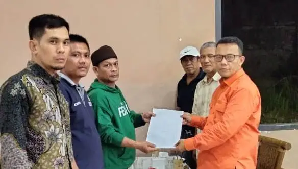 Foto: Anggota Fraksi PKS DPRD Medan Datuk Iskandar Muda (kanan) menerima permohonan pembangunan jalan dan jembatan di Kelurahan Kota Bangun, Kecamata Medan Deli, Selasa (15/4/2025).(Ist)