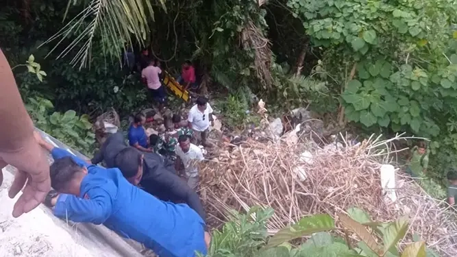 Masyarakat dan petugas mengevakuasi korban minibus masuk jurang di Sabang, Aceh, Rabu (2/4/2025). (Dok Ditlantas Polda Aceh)