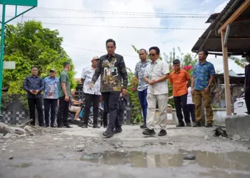 Foto: Rico Waas Tinjau Jalan Rusak di Medan Deli, Senin Mulai Diperbaiki 2