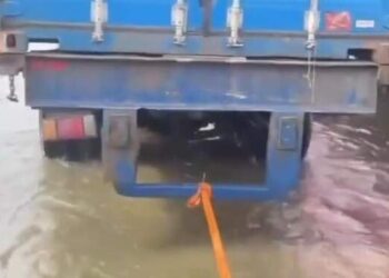 Terjang Banjir Rob di Belawan, Mobil Rombongan DPRD Medan Mogok