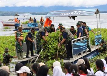 Kodam I/BB-7 Bupati Bersihkan Eceng Gondok di Danau Toba