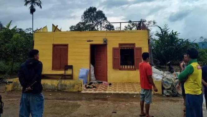 Foto: Salah satu rumah rusak diterjang angin puting beliung di Desa Sosor Lontung.