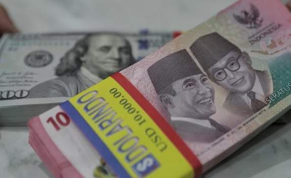 Foto: Rupiah dibuka di posisi Rp16.767 per dolar AS pada perdagangan pasar spot pada Senin (14/4) pagi. Mata uang Garuda naik 28 poin atau plus 0,17 persen.