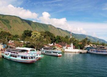 Ribuan Wisatawan Berlibur ke Samosir