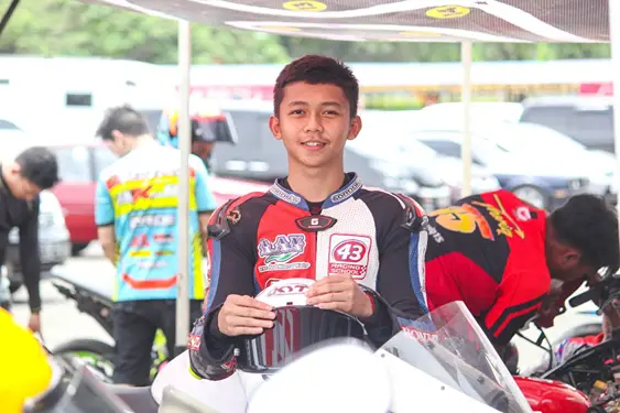 Foto: Untuk mencetak prestasi terbaik, Honda Indako FIF Adira Summit Oto MCF KYT Racing Team terus mendukung dan memantau proses latihan yang dilakukan Aan Riswanto yang saat ini sedang berada di Racing School Bogor.(Ist)