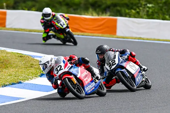 Foto: Muhammad Kiandra Ramadhipa menunjukkan potensinya sebagai pembalap masa depan Indonesia setelah mampu meraih podium dan mengibarkan Merah Putih di European Talent Cup seri perdana di Sirkuit Estoril, Protugal, Minggu (4/5).(Ist)