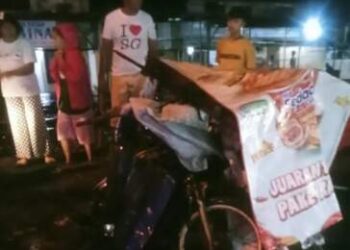 Becak Tertabrak Kereta Api di Belawan