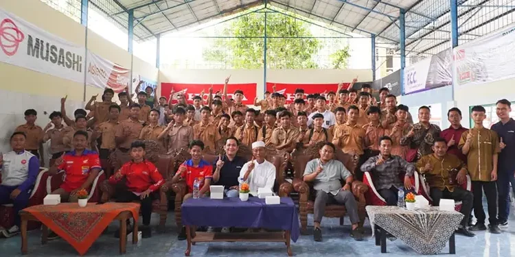 PT. Indako Trading Coy penuh semangat mengawali dengan berbagi ilmu balapan aman bersama motor Honda kepada para pelajar pada Sabtu, 17 Mei 2025.(istimewa)