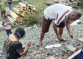 Foto: Bocah 2 Tahun Tewas Disambar Kereta Api 4