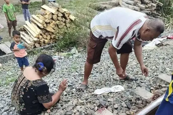 Foto: Bocah 2 Tahun Tewas Disambar Kereta Api