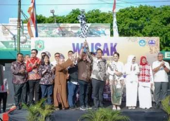 Foto: Hadiri Peringatan Waisak 2025, Rico Waas Lepas Pawai Mobil Hias 10