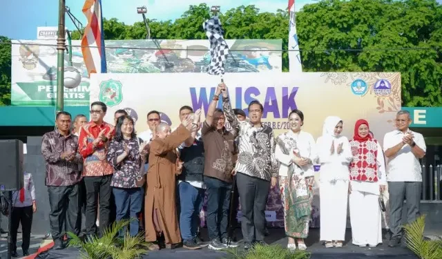 Wali Kota Medan, Rico Tri Putra Bayu Waas didampingi Ketua TP PKK, Airin Rico Waas menghadiri Perayaan Waisak 2025 di Lapangan Benteng, Medan, Minggu (18/5/2025). (Dok:Kominfo Medan)