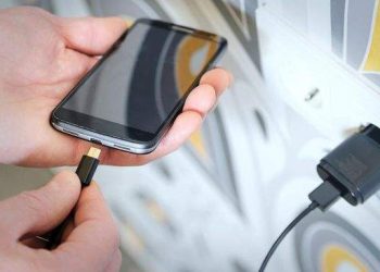 Turis Tiongkok Dituduh Curi Listrik gegara Ngecas HP