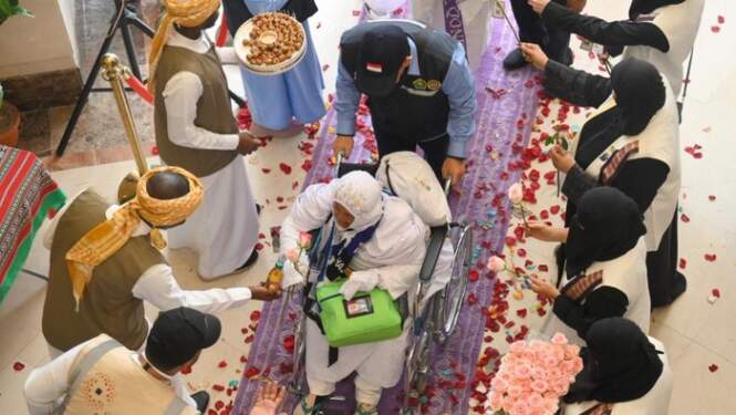Foto: Jemaah haji Indonesia mulai berdatangan di Makkah, Arab Saudi dan disambut dengan lantunan selawat hingga bunga mawar.