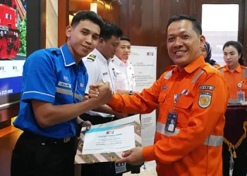 KAI Sumut Beri Penghargaan kepada Petugas Kebersihan yang Gagalkan Pencurian