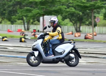 Banyak manfaat yang dapat dirasakan pengendara saat berhasil menjaga keawetan ban motor.(Istimewa)