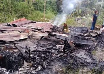 Rumah yang terbakar rata dengan tanah. 