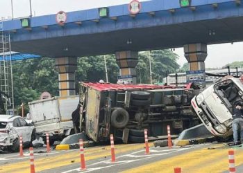 Ngeri! Bus Tabrak Sejumlah Mobil di Gerbang Tol, 10 Orang Tewas