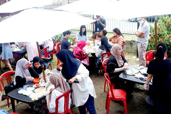 Foto: Kegiatan KSI bertajuk “Satu Meja Dua Bahasa” ini berlangsung di Rumah Difabel Sharaswaty pada Sabtu, 24 Mei 2025.(Dok:KSI)