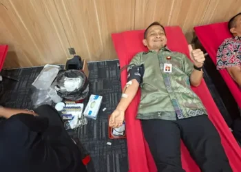 Kepala OJK Provinsi Sumatera Utara. Khoirul Muttaqien turut mendonorkan darah pada kegiatan HUT ke-47 Pasar Modal Indonesia.(Dok:BEI Sumut)