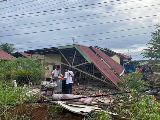 Foto: BNPB mencatat bahwa sebanyak 255 rumah warga di Bengkulu mengalami kerusakan setelah diguncang gempa dengan magnitudo 6,0.(BNPB)