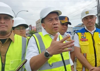 Foto: Zulkarnaen Tinjau Pembukaan Median di Simpang Tol Bandar Selamat Medan 8