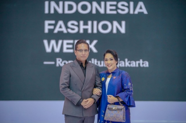 Foto: Wali Kota Medan, Rico Tri Putra Bayu Waas bersama Ketua TP PKK Kota Medan sekaligus Ketua Dekranasda Airin Rico Waas menghadiri Indonesia Fashion Week (IFW) 2025 di di Jakarta Convention Center (JCC), Rabu (28/5/2025).(Dok:Diskominfo Medan )