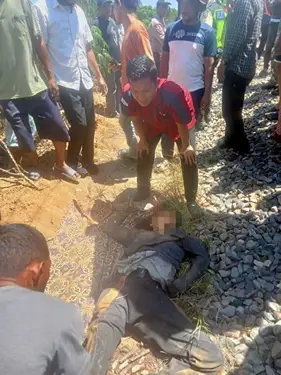 Foto: Polisi melakukan olah TKP dan mengevakuasi jasad korban yang dihantam kereta api.(Istimewa)