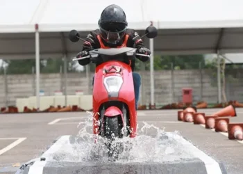 Foto: Cara Jitu Mengatur Tarikan Gas Motor Saat Lalui Genangan Banjir 3