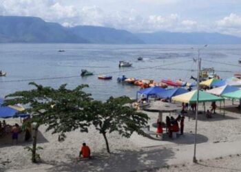 Pengunjung Pasir Putih Parbaba Samosir Turun Drastis