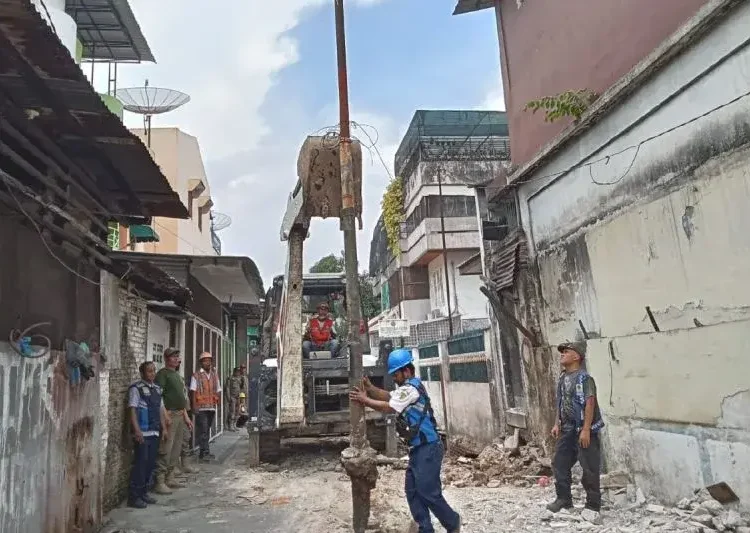 Foto: Pemko Medan melakukan pembongkaran terhadap dua bangunan yang didirikan tanpa izin.(Humas Pemko Medan)