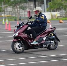 Pengendara harus dapat mempersiapkan diri untuk menghadapi musim kemarau maupun hujan.(Istimewa)